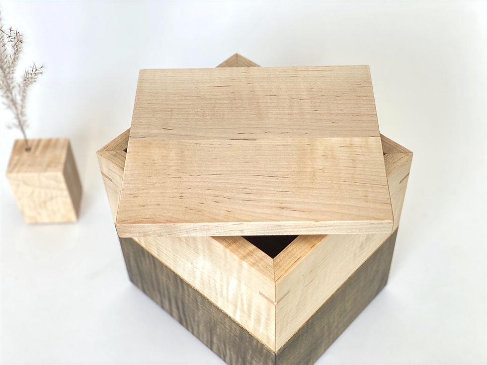 Miniature : Top view of lid made of curly maple cremation urn