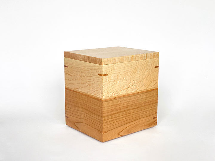 Miniature : Urne funéraire en magnifique bois d'érable piqué et de cerisier