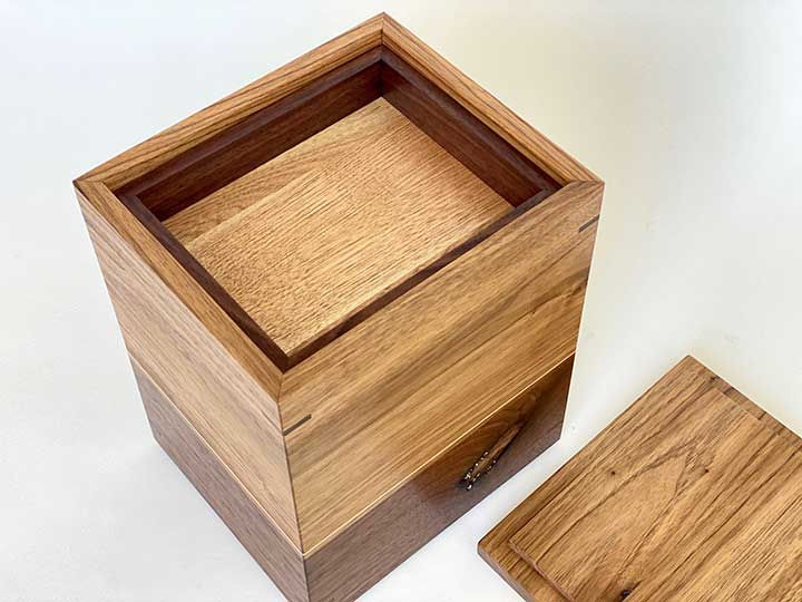 Miniature : Urne à compartiment souvenir en noyer cendré et noyer noir et détails à la feuille d'or