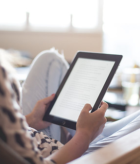 Mädchen mit Tablette