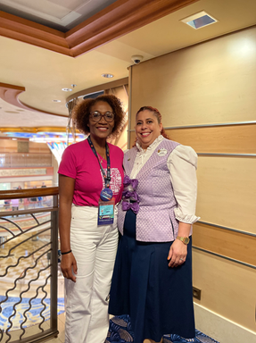 Dos mujeres sonriendo juntas en el crucero Disney, posando para la foto.
