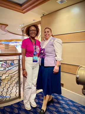 Dos mujeres posan juntas en un crucero de Disney, sonriendo y felices en el viaje.
