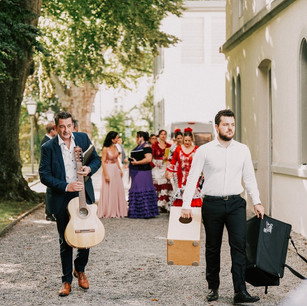 Los músicos del Coro Rociero de camino