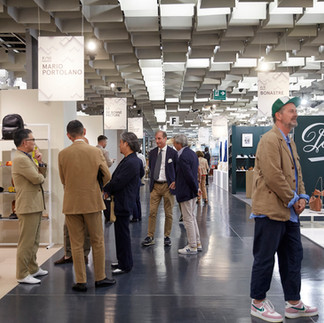 persone in visita agli stand