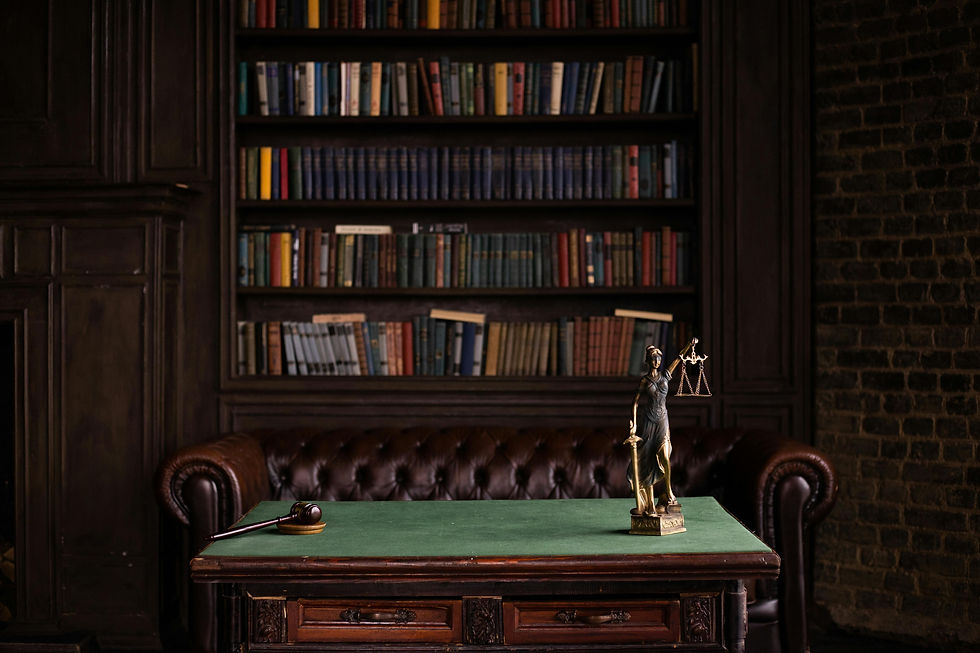 studio con scrivania e libreria con arredamento classico