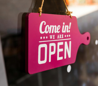 targhetta con la scritta "open"