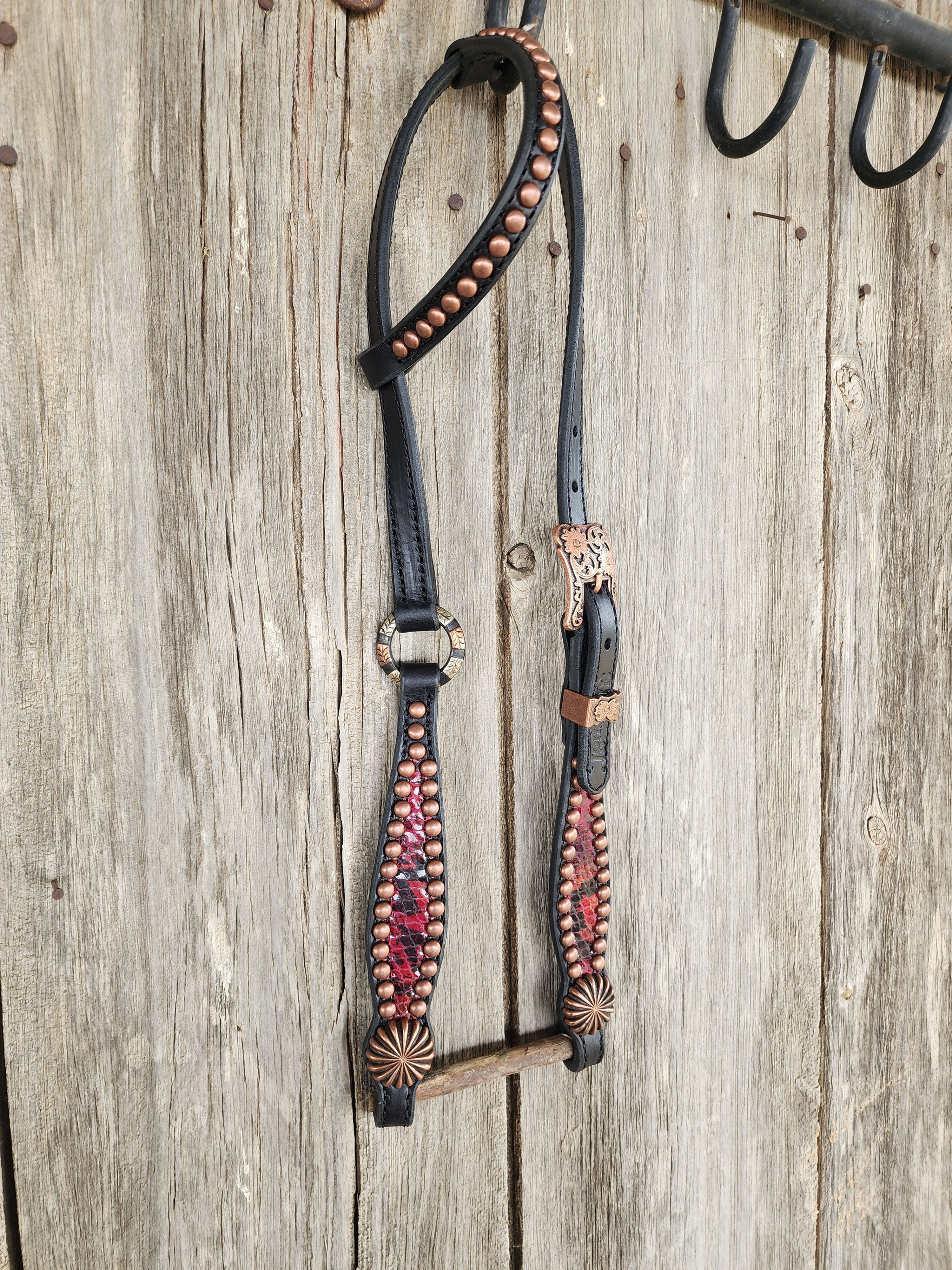 Black ring one ear with snake print