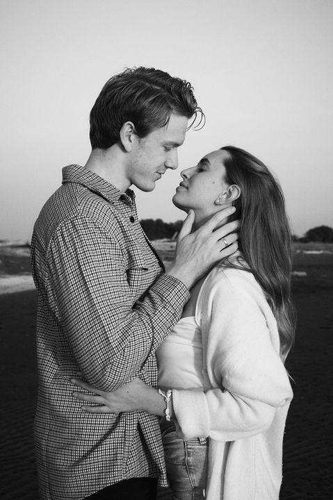 Couple embracing on the beach during a sunset portrait session in Campbell River, British Columbia.
Romantic couple portrait session in Campbell River featuring natural light and scenic Vancouver Island landscapes.
Engagement-style couple photography in Campbell River with authentic, relaxed posing and coastal views.