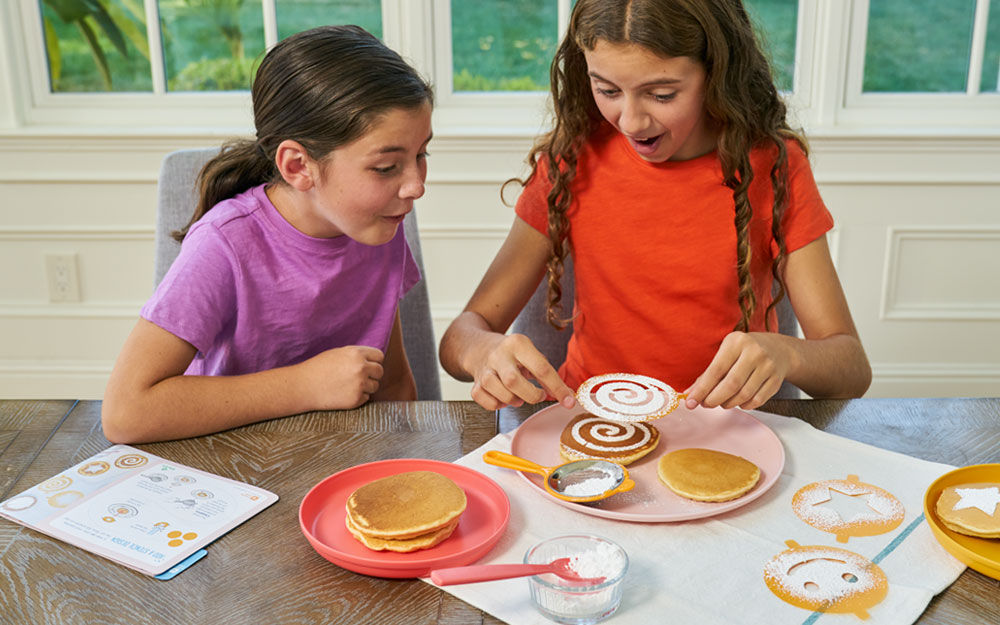 Decorating Pancakes.jpeg