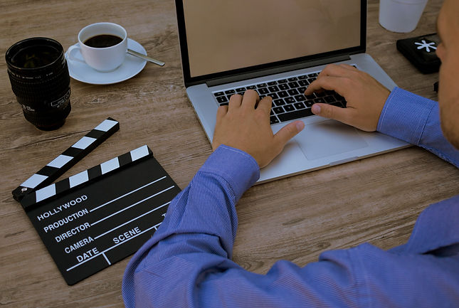 ceci est un homme qui travaille sur son ordinateur sur un bureau