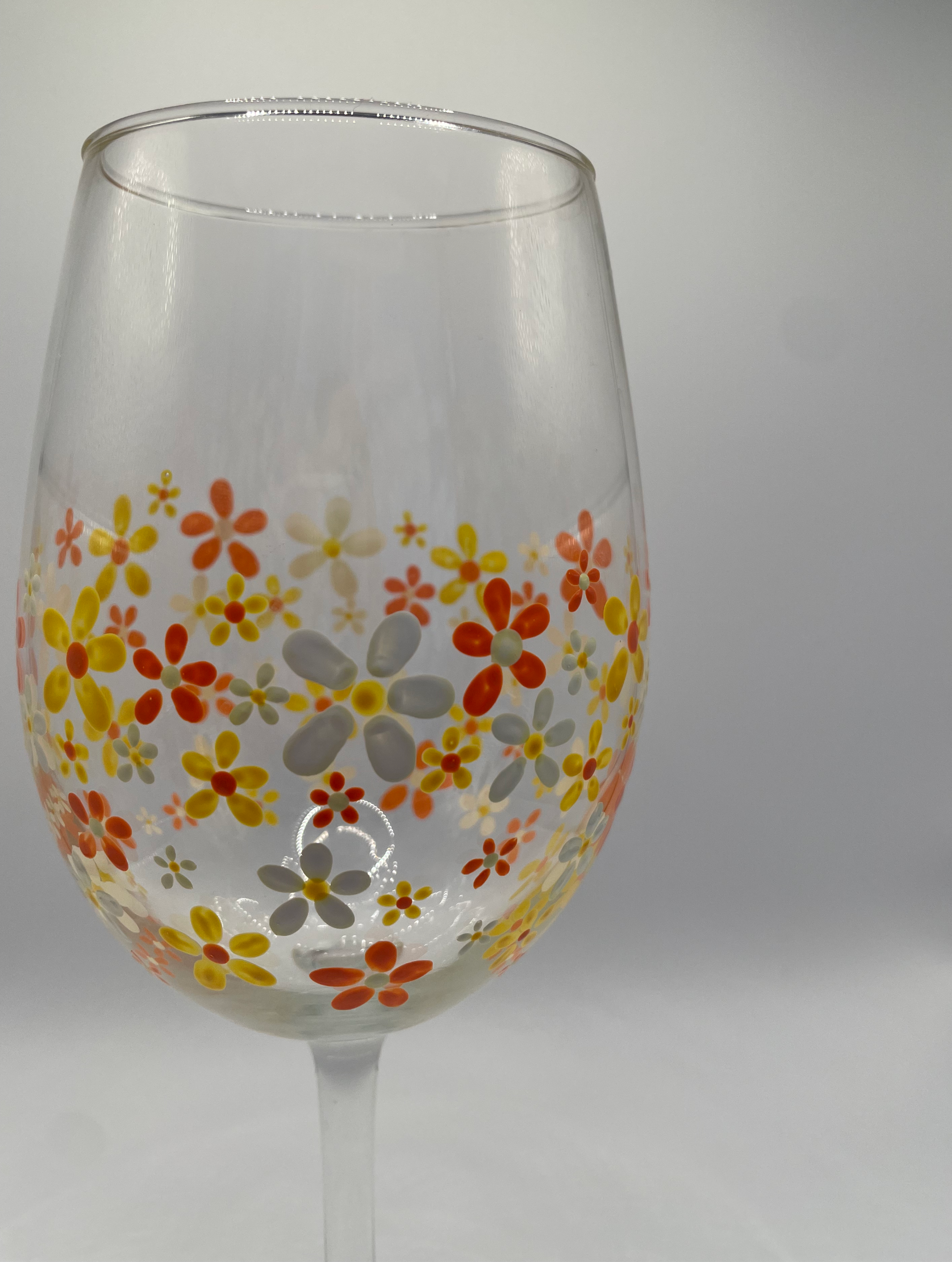 Copa de vino con margaridas multicolores