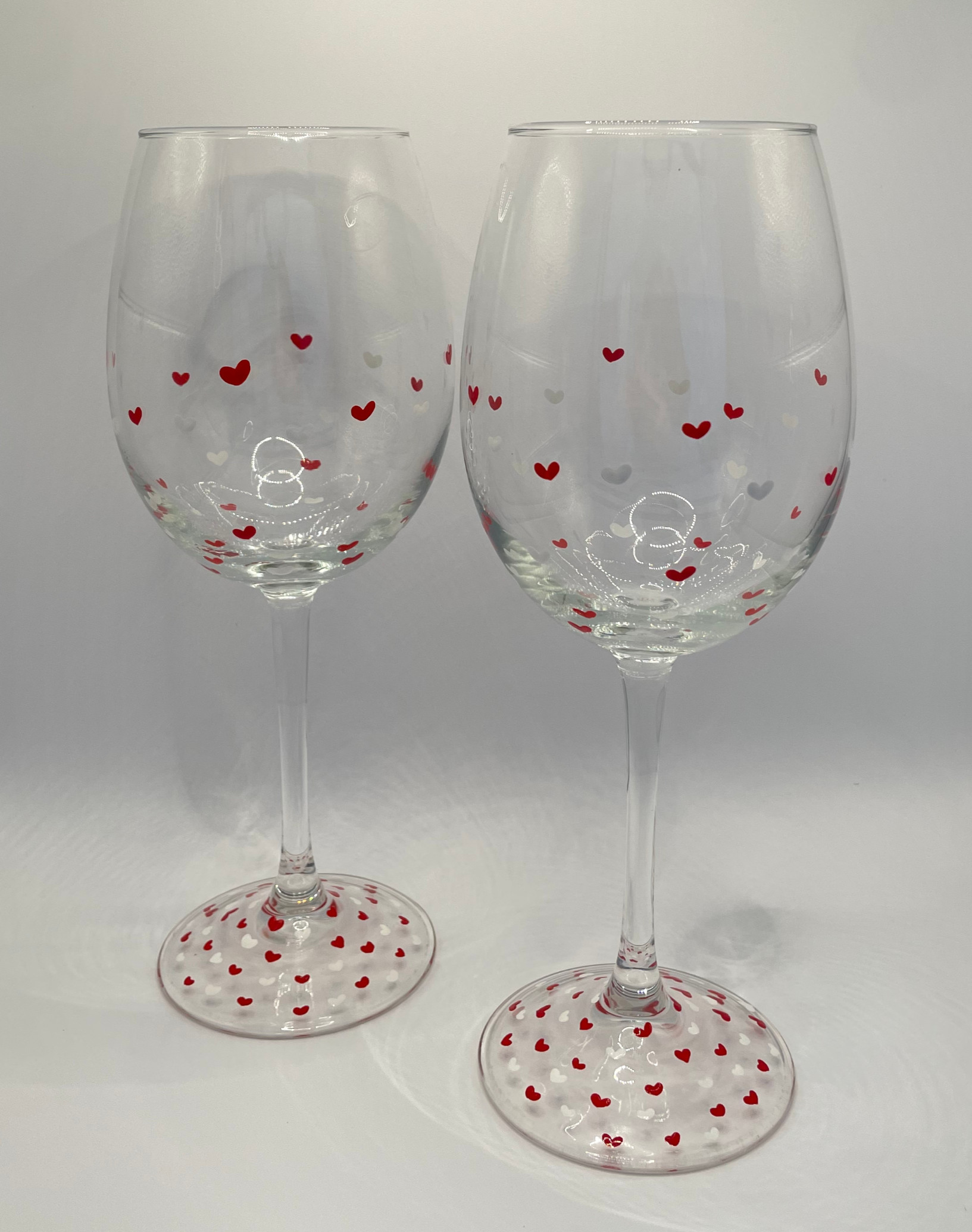 Copa de vino con corazones