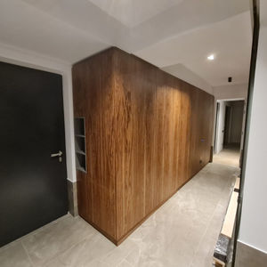 Minimalist Hallway – A Seamless Blend of Elegance and Practicality