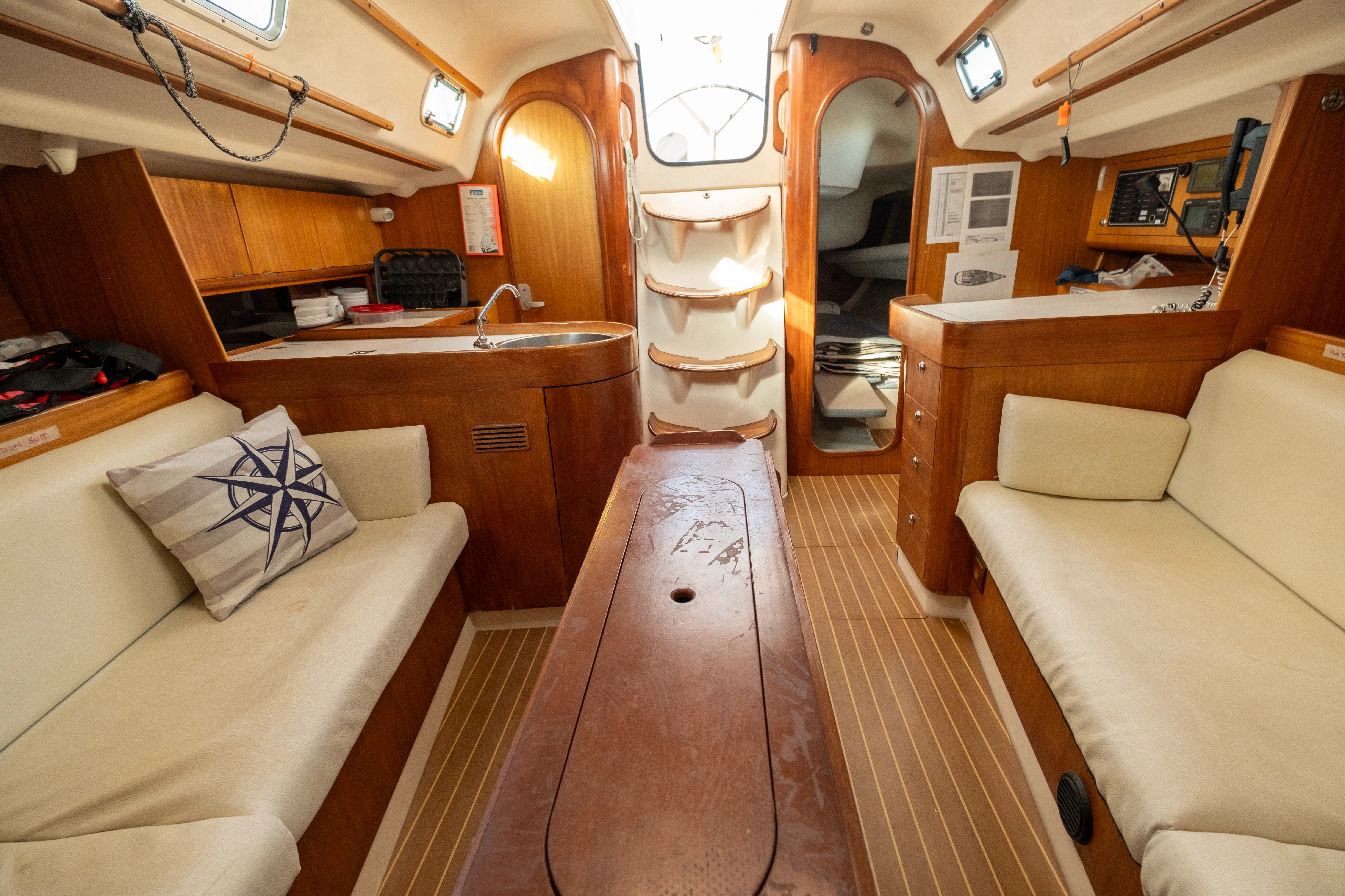 IMX40 yelkenli tekne iç mekan