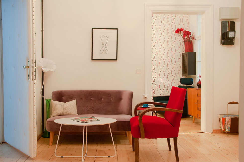 Helles Empfangszimmer im Therapiecafe Wien 1150.