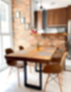 Mesa de jantar rústica em madeira maciça.