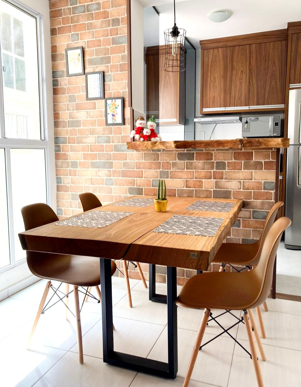 Mesa de jantar rústica em madeira maciça.