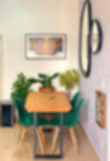 Mesa de jantar rústica em madeira maciça.