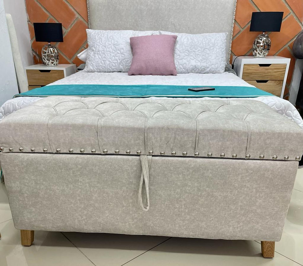 Juego Base cama colchón espaldar nocheros y puff baul