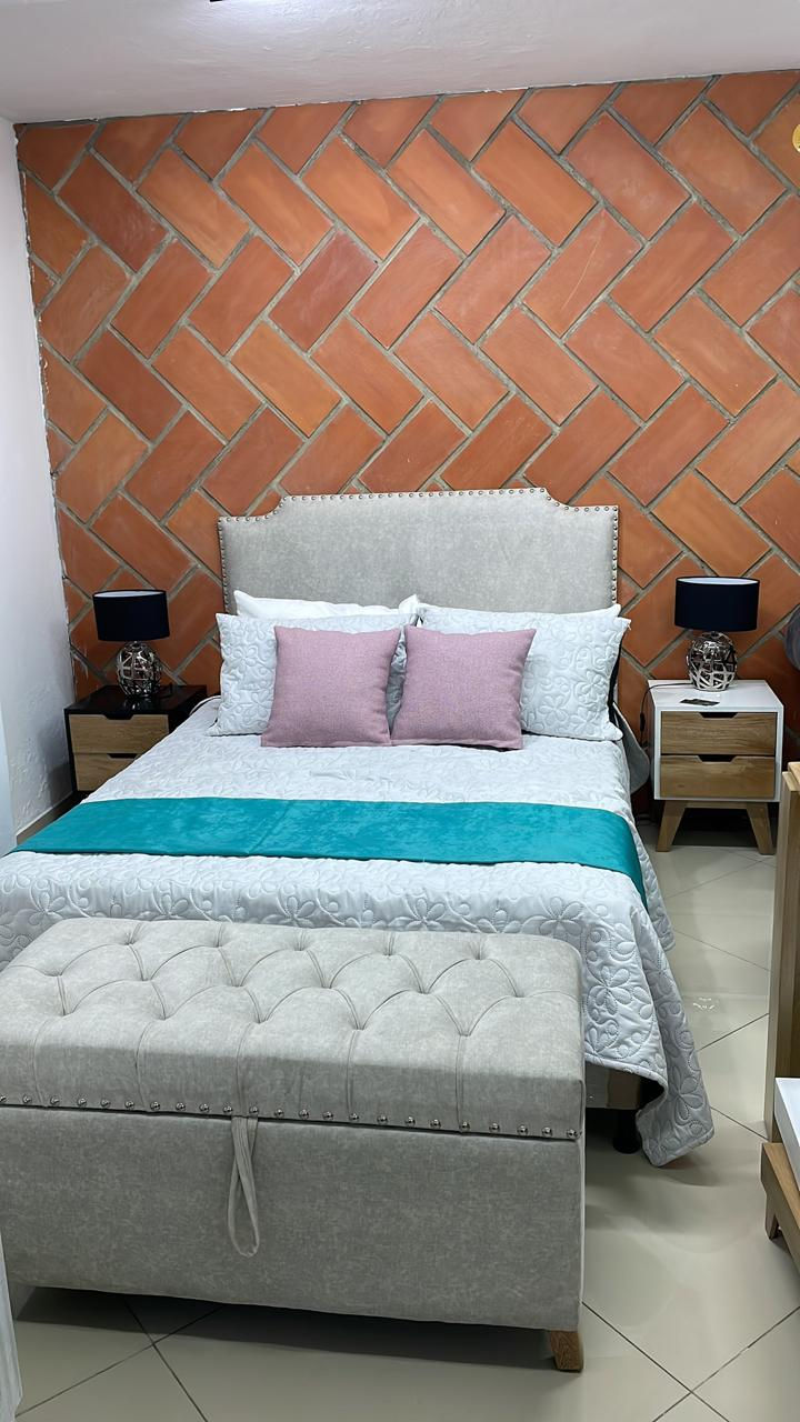 Juego Base cama colchón espaldar nocheros y puff baul gris