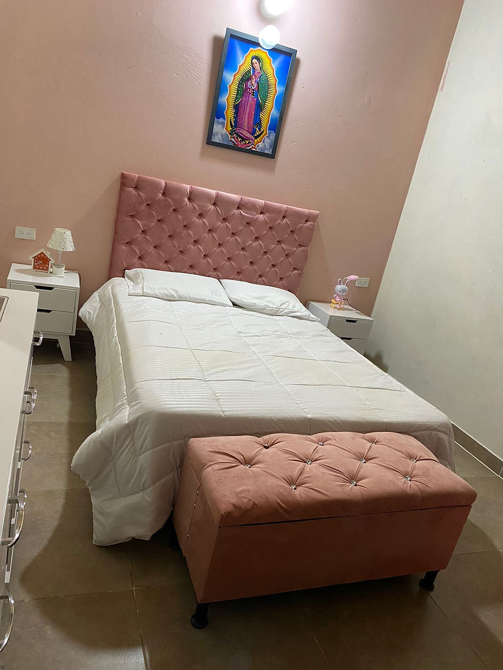 Juego Base cama colchón espaldar nocheros y puff baul rosa