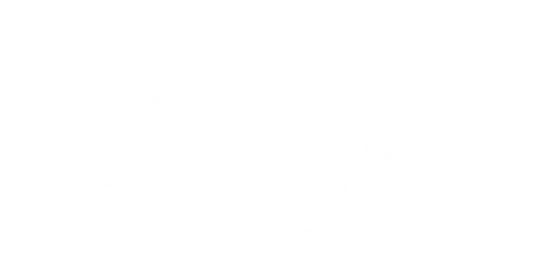 Logo officiel de Laure Siassia Création, composé d'une élégante écriture manuscrite blanche.
