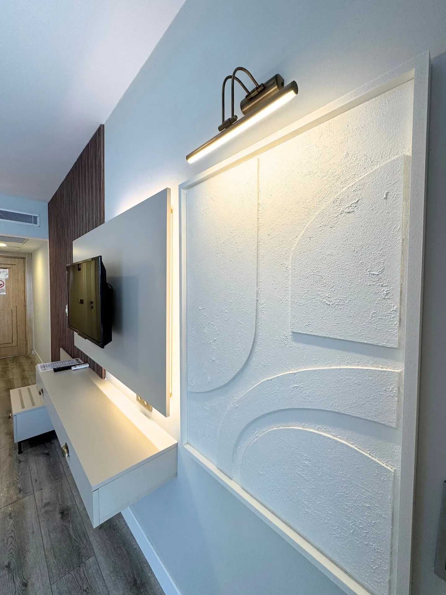 otel odası tasarımı, otel odası yenileme, şık otel odası, tv duvarı tasarımı, tv konsol