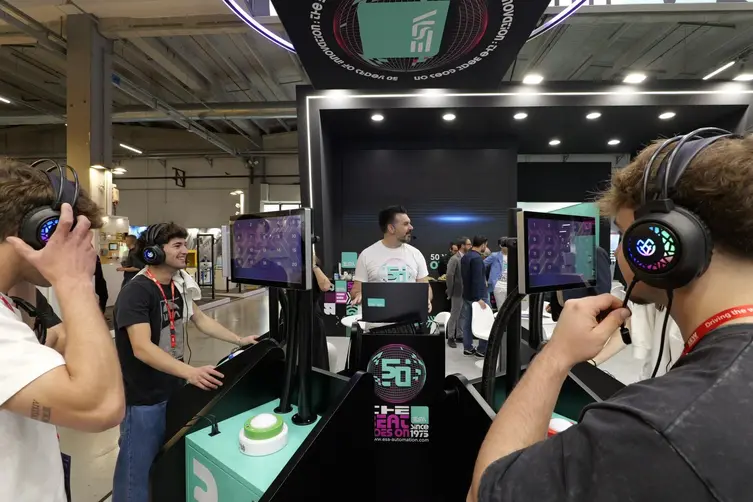 I partecipanti si sfidano in un quiz digitale gamificato allo stand ESA Automation, circondati da una tecnologia d’avanguardia e un allestimento dal forte impatto visivo.