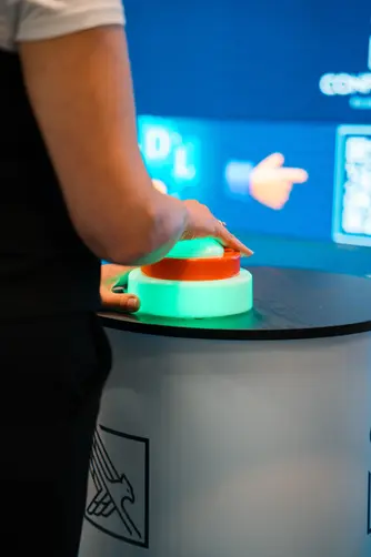 Giovani e adulti partecipano attivamente a un quiz interattivo organizzato da ThinkBey all’interno della fiera.