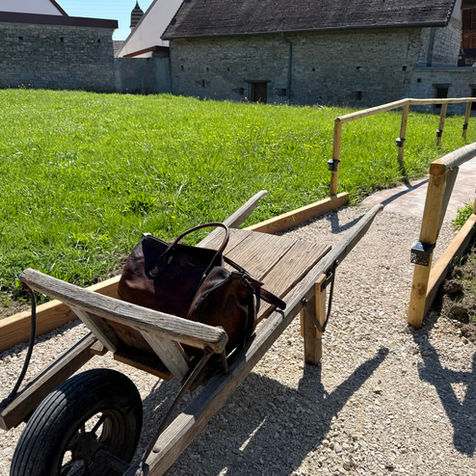 Nous mettons à votre disposition une ancienne brouette en bois pour faciliter vos déplacements entre le parking et le gîte. Elle est là pour transporter vos bagages, à l’aller comme au retour, avec charme et praticité.