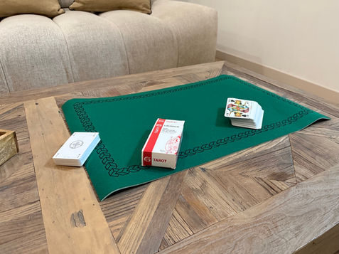 Notre gîte met à votre disposition plusieurs jeux de société pour partager de bons moments en famille ou entre amis. 

Vous trouverez notamment un jeu de tarot accompagné de son tapis, prêt à être utilisé.