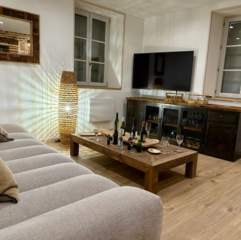 Entre bois brut et modernité, l’esprit cocooning prend place au cœur du salon Le Petit Refuge