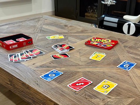 Au Petit Refuge, les moments partagés comptent autant que le confort. C’est pourquoi nous mettons à disposition le célèbre jeu de cartes UNO, parfait pour rassembler petits et grands autour d’une partie rythmée de rires, de stratégie… et de cartes !
Accessible dès 7 ans
Jeu familial par excellence
Parfait pour les fins de journée ou les journées pluvieuses
Un jeu simple, rapide et convivial, toujours prêt à sortir du tiroir pour créer de bons souvenirs.