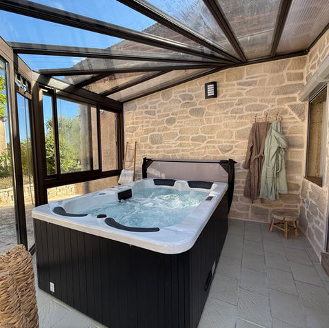 Attenant à la chambre La Romantique, ce spa privatif de la marque Nordique France (modèle Marstrand, 2 places) est une véritable invitation à la relaxation. 

Installé dans une véranda baignée de lumière et entourée de murs en pierre, il offre une ambiance chaleureuse et intime, idéale pour un séjour en couple.

Laissez-vous envelopper par les bulles apaisantes, puis prolongez ce moment unique sur les transats confortables, pour savourer pleinement le charme et la sérénité du Petit Refuge.