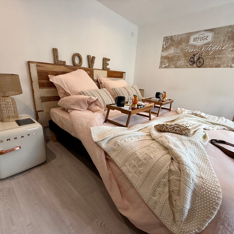 La Romantique, cocon de charme, vous offre un réveil paisible avec un petit déjeuner gourmand au lit. 

Réservation uniquement sur demande, en supplément (voir nos extras).
