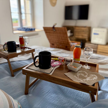 Plongez dans l’atmosphère chaleureuse du Cabanon et commencez la journée en douceur avec un petit déjeuner gourmand servi au lit