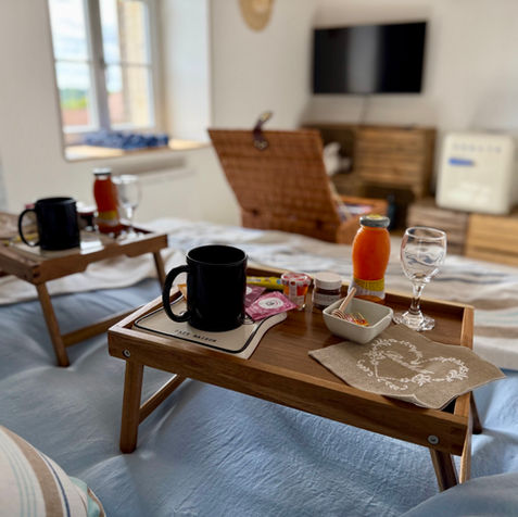 Réveillez-vous dans notre chambre à thème 'Le Cabanon' et savourez un petit déjeuner au lit, pour un matin paisible et gourmand.