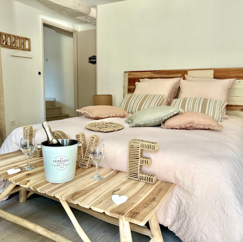 Offrez-vous une parenthèse enchantée dans la Suite-Chambre La Romantique, un cocon raffiné décoré de teintes douces et de matières naturelles. 

Son grand lit queen size, habillé de linge en lin et de coussins moelleux, vous invite à la détente et au bien-être.

Pour une expérience unique, profitez du kit Love avec champagne et ambiance romantique, parfait pour célébrer une occasion spéciale ou simplement savourer un moment à deux.