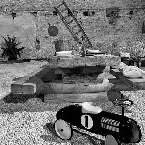 De la grande table en bois massif de 4 mètres aux voitures vintage soigneusement intégrées, chaque détail de cette grange raconte une histoire et crée une atmosphère authentique