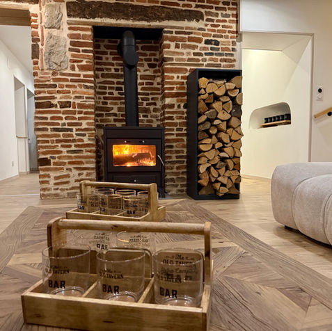 Dans le gîte Le Petit Refuge, ce salon au style authentique et élégant vous invite à la détente. Les murs en briques apparentes et les poutres anciennes racontent l’histoire de cette maison de caractère, tandis que le poêle à bois crépitant diffuse une chaleur réconfortante après une journée en plein air.

Installez-vous confortablement dans le canapé moelleux, profitez du design soigné de la table basse artisanale et laissez-vous séduire par l’atmosphère apaisante des lieux. 

Un cadre idéal pour partager des moments conviviaux en famille ou entre amis, au cœur du Jura.