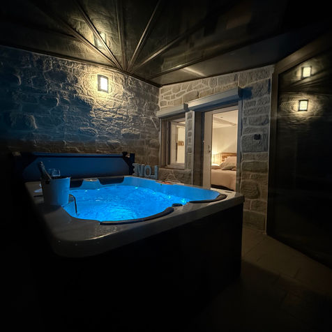 Sublime spa privé duo accessible par l'extérieur mais surtout depuis la Suite-Chambre La Romantique. Pour votre bien-être, nous vous recommandons une séance de massage de 20 minutes idéalement suivie de 20 minutes de repos.