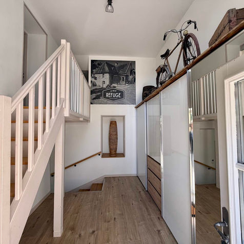 En franchissant la porte de notre gîte Le Petit Refuge, vous êtes accueilli dans une entrée spacieuse et baignée de lumière naturelle, offrant une agréable première impression de confort et de sérénité.
Cet espace, pensé pour votre commodité, dispose d’une grande bagagerie permettant de déposer valises et équipements en toute facilité.
Un grand miroir apporte une touche chaleureuse et pratique pour se préparer avant de partir explorer les environs.
De là, vous accéderez au reste de cette Maison de campagne au charme authentique, où règnent calme et convivialité.