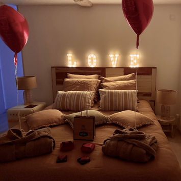 Surprenez votre moitié avec une touche d’amour : des ballons en forme de cœur flottant dans votre Suite Chambre La Romantique pour une escapade inoubliable.