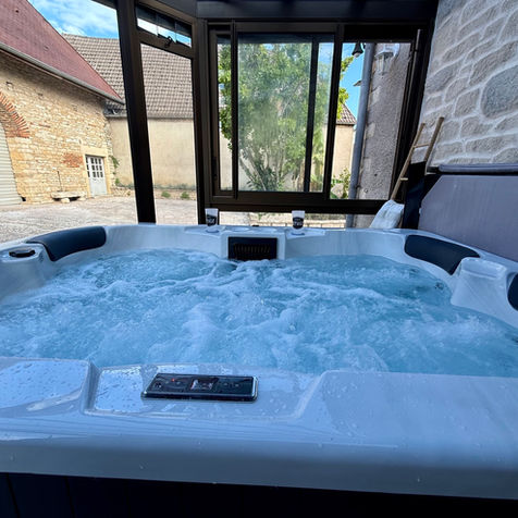 Situé dans un cadre calme, notre gîte est idéal pour un week-end romantique ou un séjour détente.
