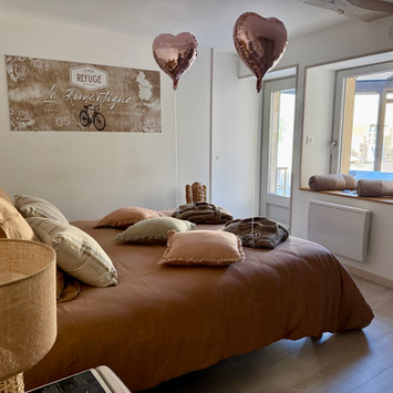 Qu’il s’agisse d’un anniversaire, d’une surprise ou d’un simple moment à deux, chaque occasion devient unique ici… Nos cœurs gonflés vous attendent dès votre arrivée pour faire battre les vôtres un peu plus fort.