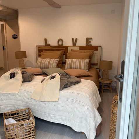 Une suite pleine de douceur et préparatifs pour un massage privé à savourer au Petit Refuge. Peignoirs et Chaussons à disposition.