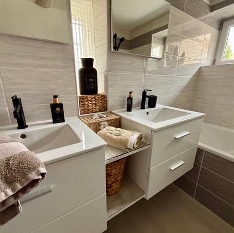 Offrez-vous un moment de détente dans cette salle de bain privative, directement accessible depuis la Suite-Chambre La Romantique.
Profitez d'une baignoire pour vous relaxer et laissez-vous choyer avec le linge de toilette mis à votre disposition.