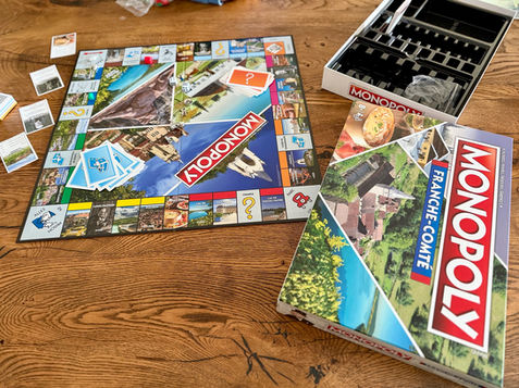 Dans notre gîte Le Petit Refuge à Rahon, nous mettons à votre disposition le Monopoly Franche-Comté, une édition spéciale du célèbre jeu de société.
Idéal pour petits et grands, il vous fera voyager à travers les plus beaux sites de la région tout en partageant un moment convivial en famille ou entre amis.