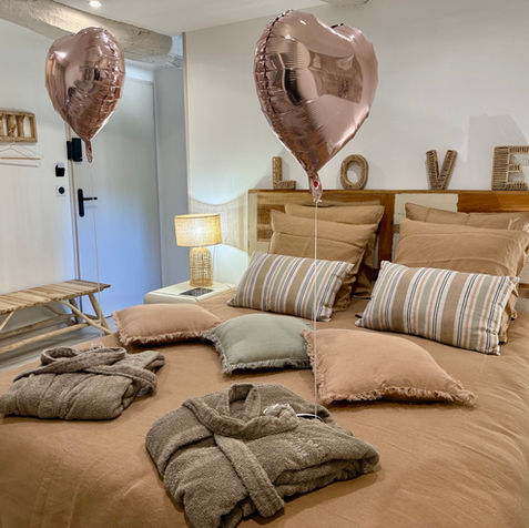 Surprenez votre moitié dès son arrivée en choisissant l'option Coeur gonflés.
Une attention originale, pleine d'amour, parfaite pour créer un souvenir inoubliable.