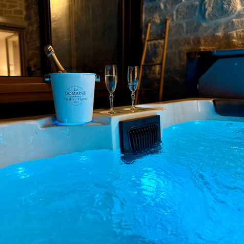 Profitez de l'option kit love pour un séjour romantique et bénéficiez d'un accès au spa privé depuis la Suite-Chambre La Romantique. Une bouteille de champagne pour deux vous sera offerte. Le Spa ou le kit love sont réservables 48H à l'avance.